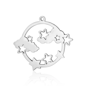 Foto macro de un colgante redondo calado de plata con motivos de estrellas y nubes