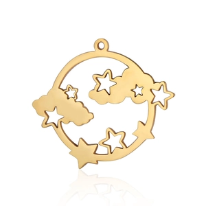 Primer plano del colgante redondo de acero dorado con motivos de estrella y nube