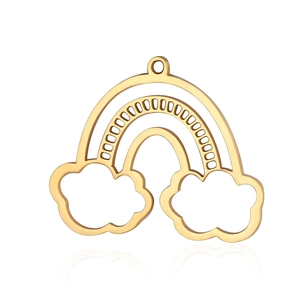 Detalle macro del colgante de nube arcoíris de acero inoxidable con acabado dorado pulido