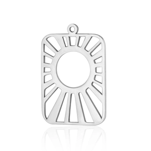Primer plano del colgante de sol hueco de acero inoxidable con diseño radial