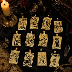 Goldene Tarot-Anhänger aus Edelstahl mit 12 verschiedenen Arkana-Designs im Set