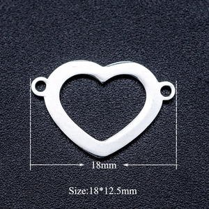 Détail du connecteur en forme de cœur de 18 mm en acier inoxydable avec texture brossée