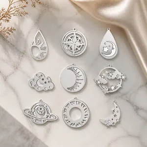 Set van roestvrijstalen hemelse bedeltjes met zon maan en wolken voor DIY sieraden maken