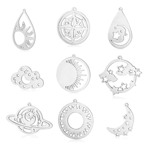 Set de 9 colgantes de acero inoxidable con diseños calados de sol, luna y estrellas