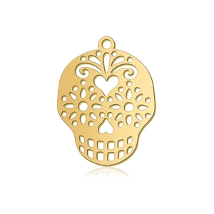 Macrodetail van gouden schedelhanger met hartvormige neus en bloemmotief design