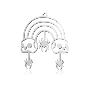 Detail van een zilveren spinnengeest-schedelhanger met een regenboogboog ontwerp