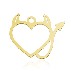 Detailopname van een gouden hartvormige demonen hanger met gepolijste metalen afwerking