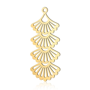 Detailansicht von 4-lagigen Ginkgo-Blatt-Anhängern aus poliertem Edelstahl in Gold
