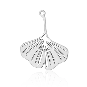 Makroaufnahme der Ginkgoblatt-Anhänger aus Edelstahl mit feiner Aderung für DIY-Schmuck