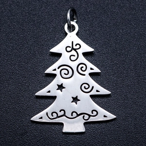 Détail du pendentif arbre de Noël avec finition oxyde vintage et motifs volutes
