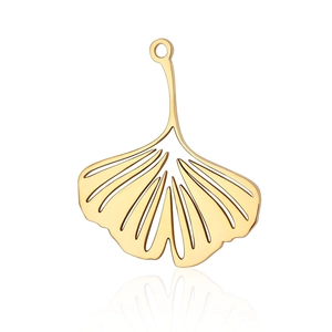 Detailansicht goldener Ginkgoblatt-Anhänger mit Hohlstruktur und poliertem Finish