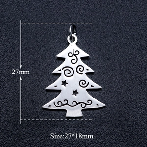 Vue détaillée d'un pendentif sapin de Noël évidé en acier inoxydable de 27x18mm
