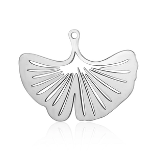 Makroaufnahme von Ginkgoblatt-Anhängern aus Edelstahl für DIY-Schmuckherstellung in Silber