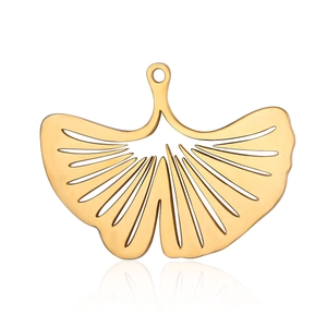 Detailaufnahme von Ginkgoblatt-Anhänger aus Gold mit feiner hohlgeschnittener Struktur
