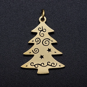 Détail du pendentif sapin de Noël doré avec motifs en spirale gravés sur fond noir élégant