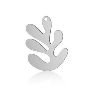 Makro-Detail polierter Ginkgoblatt-Anhänger aus Edelstahl mit abstrakten Ausschnitten
