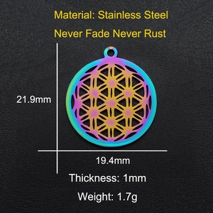 Vue macro du pendentif fleur de vie en acier inoxydable arc-en-ciel avec dimensions de 21,9mm