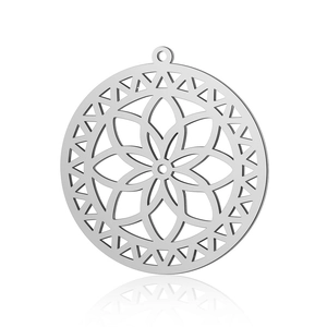 Nahaufnahme eines silbernen geometrischen Anhängers mit lasergeschnittenem Blumenmuster