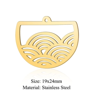 Détail d'un pendentif vague évidé doré 19x24mm en acier inoxydable durable