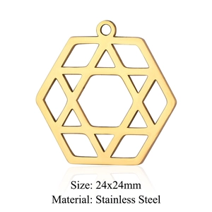 Détail macro du pendentif hexagonal 24x24mm en acier inoxydable doré avec étoile