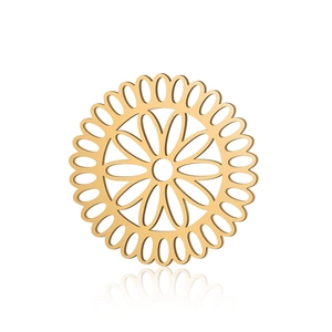 Detailansicht der lasergeschnittenen geometrischen Blumenmuster auf runden Holzanhängern