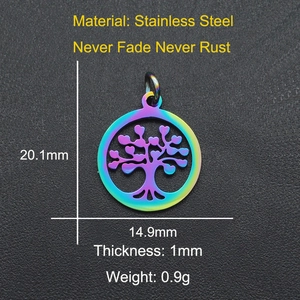 Détail macro du pendentif arbre de vie en acier arc-en-ciel avec dimensions