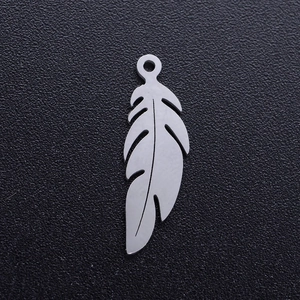 Détail macro d'un pendentif en plume en acier inoxydable argenté pour bijoux DIY