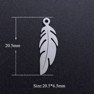 Vue détaillée du pendentif plume en acier inoxydable aux dimensions 20,5x6,5 mm