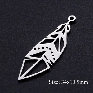 Vue macro du pendentif plume creuse en acier inoxydable avec taille 34x10,5mm