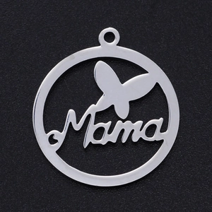 Vue détaillée du pendentif rond en acier argenté avec découpe papillon et texte Mama