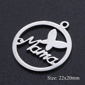 Détail macro du pendentif Mama en acier argenté avec papillon mesurant 22x20mm