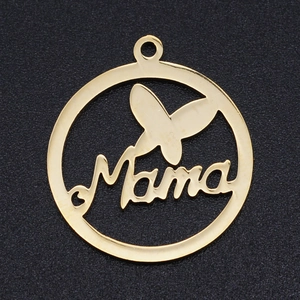 Vue détaillée d'un pendentif rond doré en acier inoxydable avec papillon et Mama