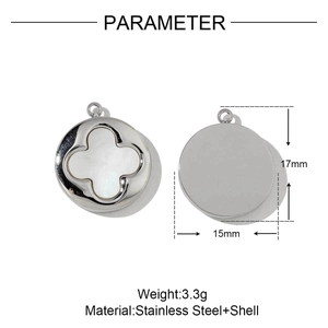 Detail of clover shell pendant with 17x15mm size and 3.3g weight specifications