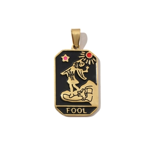 Makro-Detail des französischen Vintage-Tarot-Anhängers Der Narr aus Gold mit Emaille