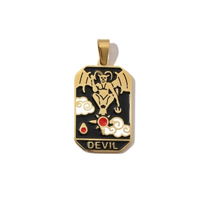 Detaillierte Makroansicht eines Vintage-Teufel-Tarot-Anhängers mit schwarzem Emaille-Finish