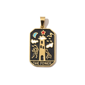 Makroaufnahme des Tarot-Anhängers Der Turm mit schwarzem Emaille und vergoldetem Stahl