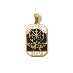 Detailansicht eines goldenen Tarot-Anhängers mit Zahnrad-Motiv und weißem Emaille-Design