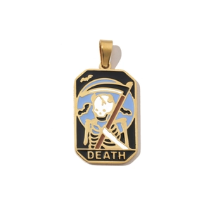 Detail eines Vintage Tarot-Anhängers Tod aus Gold mit schwarzem Emaille und Skelett