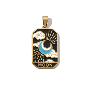 Makroansicht des goldenen Tarot-Mond-Anhängers mit schwarzer Emaille und Moon-Schrift