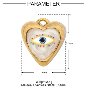 Dettaglio ciondolo a cuore malocchio con dimensioni 21mm x 18mm in acciaio inossidabile