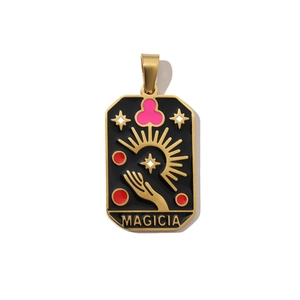 Detailaufnahme des goldenen Tarot-Anhängers mit Magician-Gravur und rosa Wolken