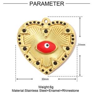 Dettaglio del ciondolo a cuore Evil Eye con strass e smalto su acciaio inossidabile