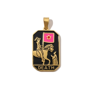 Detailansicht des Death Tarot Anhängers aus schwarzer Emaille und goldenem Edelstahl