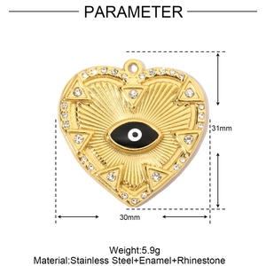 Dettaglio del ciondolo a cuore malocchio con dimensioni di 31mm di altezza e 30mm di larghezza