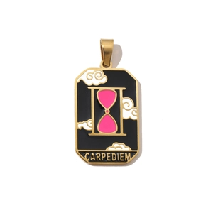 Detail eines vergoldeten Tarot-Anhängers mit rosa Sanduhr und Carpe Diem Gravur