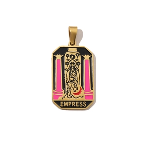 Detailaufnahme des goldenen Edelstahl-Tarot-Anhängers Kaiserin mit Emaille-Oberfläche