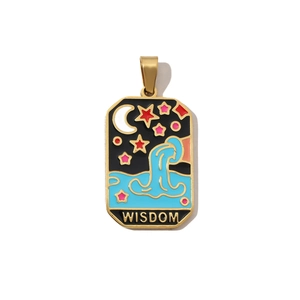 Detailansicht des goldenen Wisdom Tarot-Anhängers mit farbenfrohen Emaille-Mondmustern