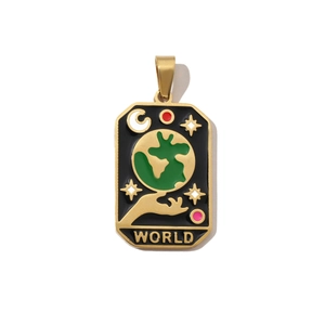 Makroaufnahme des goldenen Tarot-Anhängers mit schwarzem Emaille und Welt-Symbol