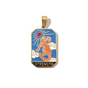 Makroaufnahme der Kraft-Tarot-Anhänger mit bunter Emaille-Einlage auf Edelstahl
