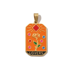 Detail des Lovers Tarot-Anhängers aus goldenem Edelstahl mit buntem Emaille-Blumendesign